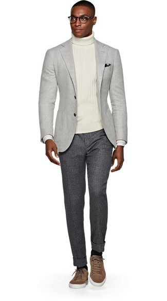 Look alla moda per uomo: Blazer grigio, Dolcevita di lana bianco, Chino a quadri grigio scuro, Sneakers basse in pelle scamosciata marroni