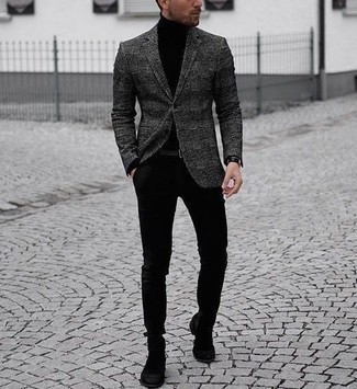 Come indossare e abbinare un blazer scozzese grigio: Prova ad abbinare un blazer scozzese grigio con chino neri per un look davvero alla moda. Un paio di stivali chelsea in pelle scamosciata neri darà un tocco di forza e virilità a ogni completo.