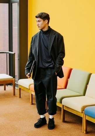 Come indossare e abbinare chukka con chino quando fa caldo in modo smart-casual: Abbina un blazer grigio scuro con chino per un look da sfoggiare sul lavoro. Un paio di chukka si abbina alla perfezione a una grande varietà di outfit.