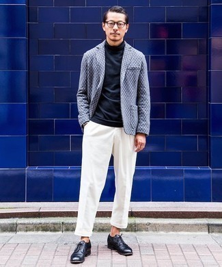 Quale chino indossare con un blazer azzurro per un uomo di 30 anni: Mostra il tuo stile in un blazer azzurro con chino per un look da sfoggiare sul lavoro. Completa il tuo abbigliamento con un paio di scarpe derby in pelle nere.