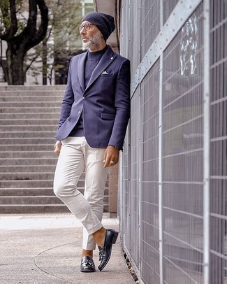 Quale blazer indossare con mocassini eleganti blu per un uomo di 50 anni in primavera 2025: Punta su un blazer e chino bianchi, perfetto per il lavoro. Sfodera il gusto per le calzature di lusso e scegli un paio di mocassini eleganti blu come calzature. Ecco un look primaverile perfetto per il tuo.