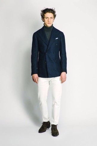 Come indossare e abbinare chukka con un blazer per un uomo di 20 anni: Punta su un blazer e chino bianchi per creare un look smart casual. Un paio di chukka si abbina alla perfezione a una grande varietà di outfit.