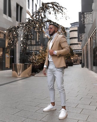 Quale blazer indossare con un dolcevita bianco per un uomo di 20 anni in modo smart-casual: Scegli un blazer e un dolcevita bianco per essere elegante ma non troppo formale. Per distinguerti dagli altri, opta per un paio di sneakers basse in pelle bianche.