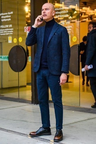 Come indossare e abbinare una giacca per un uomo di 40 anni: Potresti combinare una giacca con chino blu scuro per un look da sfoggiare sul lavoro. Opta per un paio di scarpe oxford in pelle marrone scuro per un tocco virile.