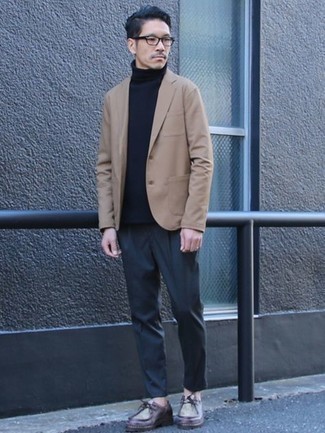 Quale blazer indossare con chukka bordeaux quando fa caldo: Perfeziona il look smart casual con un blazer e chino grigio scuro. Chukka bordeaux sono una eccellente scelta per completare il look.