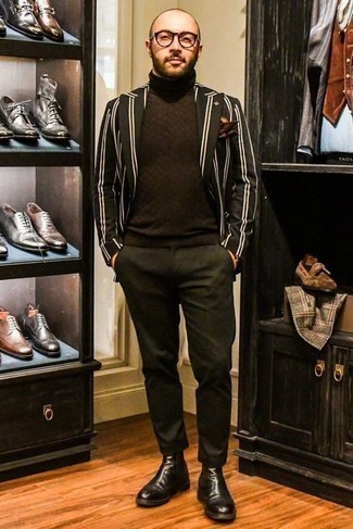 Look alla moda per uomo: Blazer a righe verticali nero e bianco, Dolcevita marrone scuro, Chino verde scuro, Stivali chelsea in pelle neri