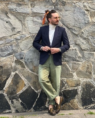 Come indossare e abbinare una bandana per un uomo di 30 anni quando fa caldo: Potresti indossare un blazer blu scuro e una bandana per un'atmosfera casual-cool. Scegli uno stile classico per le calzature e opta per un paio di mocassini eleganti in pelle verde oliva.