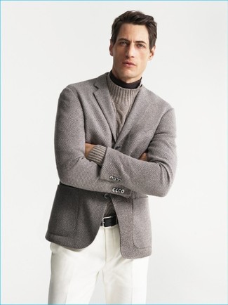 Come indossare e abbinare un dolcevita marrone scuro con un blazer grigio per un uomo di 30 anni: Potresti indossare un blazer grigio e un dolcevita marrone scuro, perfetto per il lavoro.