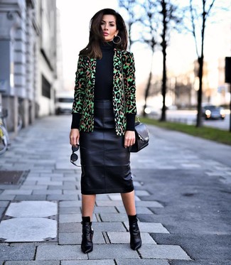 Come indossare e abbinare stivali neri in modo formale: Opta per un blazer leopardato verde e una gonna a tubino in pelle nera se preferisci uno stile ordinato e alla moda. Per un look più rilassato, scegli un paio di stivali neri come calzature.