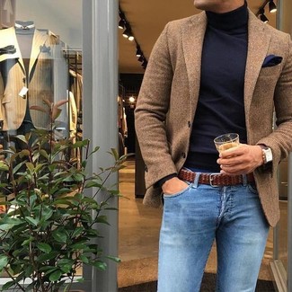 Come indossare e abbinare un dolcevita blu scuro con un blazer marrone per un uomo di 30 anni: Potresti combinare un blazer marrone con un dolcevita blu scuro per un look davvero alla moda.