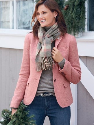Come indossare e abbinare un blazer di lana rosa in primavera 2024: Punta su un blazer di lana rosa e jeans aderenti blu per creare un look raffinato e glamour. Una fantastica scelta per essere cool e trendy anche in primavera.