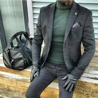 Come indossare e abbinare jeans aderenti neri per un uomo di 30 anni in modo casual: Per un outfit quotidiano pieno di carattere e personalità, indossa un blazer di lana grigio scuro con jeans aderenti neri.