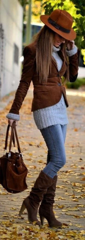 Quale jeans aderenti indossare con un dolcevita grigio scuro in autunno 2024: Prova a combinare un dolcevita grigio scuro con jeans aderenti per un look raffinato per il tempo libero. Stivali al ginocchio in pelle scamosciata marrone scuro sono una interessante scelta per completare il look. Questo è l'outfit indispensabile per l’autunno.