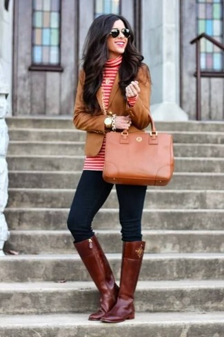 Look alla moda per donna: Blazer marrone, Dolcevita a righe orizzontali rosso e bianco, Jeans aderenti blu scuro, Stivali al ginocchio in pelle bordeaux