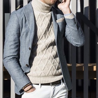 Come indossare e abbinare un dolcevita marrone chiaro con un blazer di lana grigio: Mostra il tuo stile in un blazer di lana grigio con un dolcevita marrone chiaro per essere elegante ma non troppo formale.