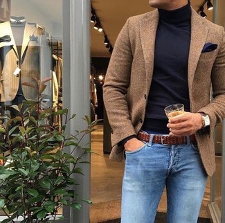Come indossare e abbinare un blazer di lana marrone scuro quando fa caldo: Potresti combinare un blazer di lana marrone scuro con jeans azzurri per un abbigliamento elegante ma casual.