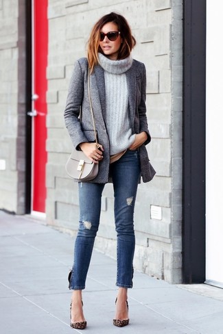 Quale jeans indossare con décolleté marrone chiaro in autunno 2024: Punta su un blazer di lana grigio e jeans per un outfit comodo ma studiato con cura. Completa questo look con un paio di décolleté marrone chiaro. Un look splendido per essere elegante e alla moda anche in questi mesi autunnali.