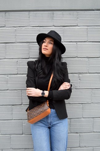 Come indossare e abbinare una borsa a tracolla stampata marrone in modo smart-casual: Metti un blazer nero e una borsa a tracolla stampata marrone per un look comfy-casual.