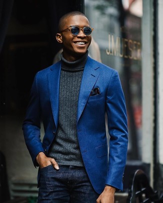 Come indossare e abbinare un blazer di cotone blu scuro con jeans blu per un uomo di 20 anni in primavera 2025: Potresti combinare un blazer di cotone blu scuro con jeans blu per essere elegante ma non troppo formale. È buona idea per tuo look primaverile!