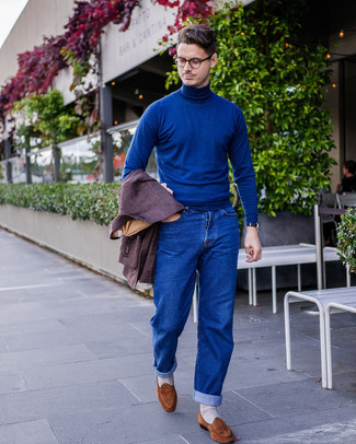Come indossare e abbinare un dolcevita blu per un uomo di 30 anni: Prova a combinare un dolcevita blu con jeans blu per un look semplice, da indossare ogni giorno. Sfodera il gusto per le calzature di lusso e scegli un paio di mocassini eleganti in pelle scamosciata marroni.