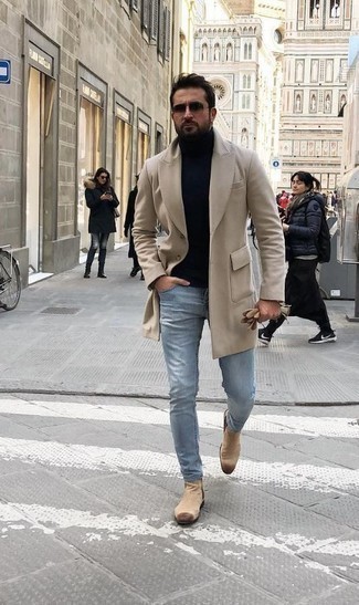 Come indossare e abbinare stivali marrone chiaro per un uomo di 30 anni in modo smart-casual: Indossa un blazer beige con jeans azzurri per creare un look smart casual. Questo outfit si abbina perfettamente a un paio di stivali marrone chiaro.