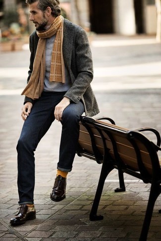 Quale jeans indossare con scarpe derby melanzana scuro in autunno 2024: Indossa un blazer grigio scuro con jeans, perfetto per il lavoro. Scegli uno stile classico per le calzature e indossa un paio di scarpe derby melanzana scuro. L'outfit per questa stagione autunnale è servito.