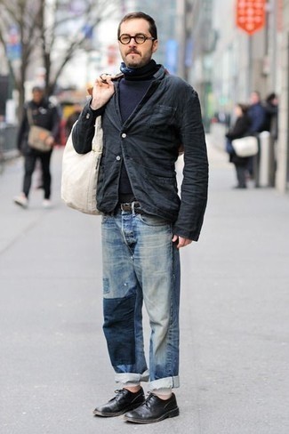 Come indossare e abbinare un blazer grigio con jeans azzurri per un uomo di 40 anni: Scegli un blazer grigio e jeans azzurri per un look spensierato e alla moda. Prova con un paio di scarpe derby in pelle nere per un tocco virile.