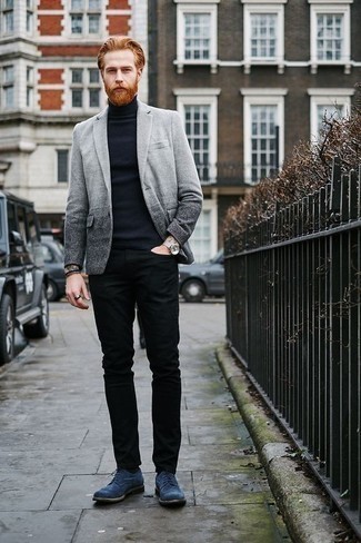 Quale jeans indossare con un blazer grigio: Scegli un blazer grigio e jeans per un look da sfoggiare sul lavoro. Scegli un paio di scarpe brogue in pelle scamosciata blu per dare un tocco classico al completo.