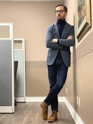 Quale blazer indossare con stivali casual marrone chiaro in modo smart-casual: Scegli un blazer e jeans blu scuro, perfetto per il lavoro. Stivali casual marrone chiaro sono una gradevolissima scelta per completare il look.