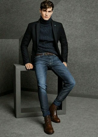 Quale jeans indossare con stivali eleganti marrone scuro per un uomo di 30 anni: Indossa un blazer di lana nero e jeans per un abbigliamento elegante ma casual. Sfodera il gusto per le calzature di lusso e mettiti un paio di stivali eleganti marrone scuro.
