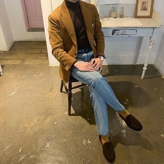Quale jeans indossare con un blazer terracotta per un uomo di 30 anni: Opta per un blazer terracotta e jeans, perfetto per il lavoro. Indossa un paio di mocassini eleganti in pelle scamosciata marrone scuro per dare un tocco classico al completo.