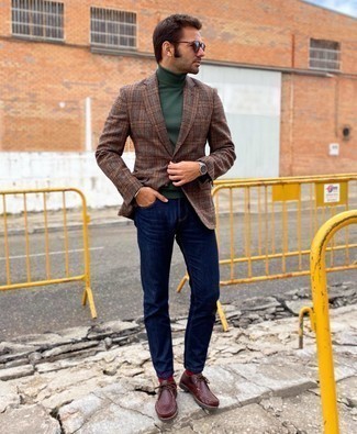 Quale blazer indossare con chukka bordeaux per un uomo di 30 anni quando fa caldo in modo smart-casual: Metti un blazer e jeans blu scuro per un look semplice, da indossare ogni giorno. Chukka bordeaux sono una valida scelta per completare il look.