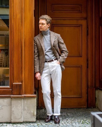 Come indossare e abbinare un blazer a quadri beige per un uomo di 30 anni in modo smart-casual: Indossa un blazer a quadri beige con jeans bianchi per vestirti casual. Impreziosisci il tuo outfit con un paio di mocassini con nappine in pelle marrone scuro.