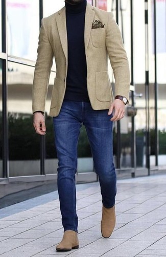 Quale jeans indossare con un blazer beige per un uomo di 30 anni in modo smart-casual: Abbina un blazer beige con jeans per un look da sfoggiare sul lavoro. Sfodera il gusto per le calzature di lusso e prova con un paio di stivali chelsea in pelle scamosciata marrone chiaro.