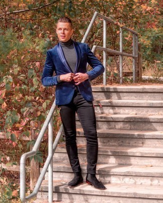 Quale jeans indossare con stivali chelsea marrone scuro in modo smart-casual: Metti un blazer di velluto blu scuro e jeans per creare un look smart casual. Aggiungi un paio di stivali chelsea marrone scuro al tuo look per migliorare all'istante il tuo stile.