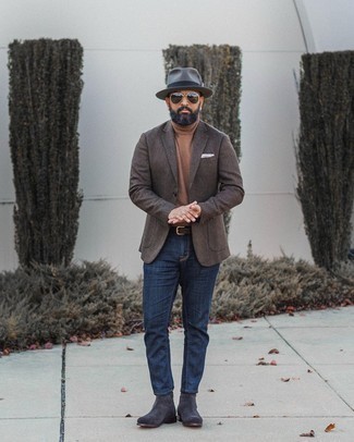 Quale blazer indossare con jeans blu scuro per un uomo di 40 anni in autunno 2024 in modo smart-casual: Mostra il tuo stile in un blazer con jeans blu scuro, perfetto per il lavoro. Scegli un paio di stivali chelsea in pelle scamosciata grigio scuro come calzature per dare un tocco classico al completo. Ecco una fantastica idea per creare uno splendido look autunnale.