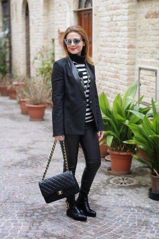 Look alla moda per donna: Blazer nero, Dolcevita a righe orizzontali nero e bianco, Leggings in pelle neri, Stivali chelsea in pelle neri