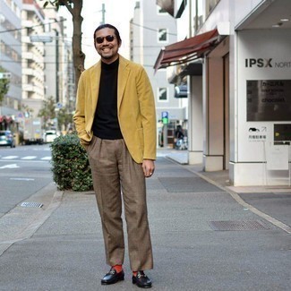 Quale pantaloni eleganti indossare con un blazer giallo in modo smart-casual: Potresti abbinare un blazer giallo con pantaloni eleganti come un vero gentiluomo. Mocassini eleganti in pelle neri sono una splendida scelta per completare il look.