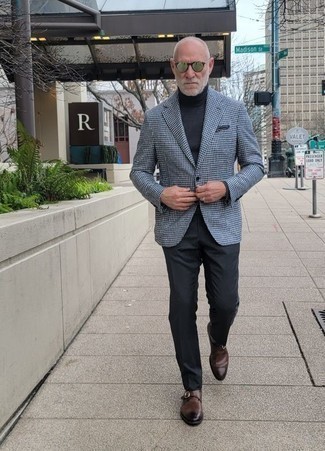 Moda uomo anni 50: Potresti abbinare un blazer con motivo pied de poule grigio con pantaloni eleganti neri per un look elegante e di classe. Scarpe monk in pelle marrone scuro sono una valida scelta per completare il look.