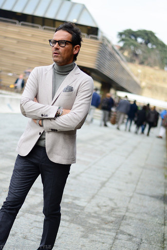 Come indossare e abbinare un blazer grigio con pantaloni eleganti grigio scuro: Potresti combinare un blazer grigio con pantaloni eleganti grigio scuro per un look elegante e di classe.
