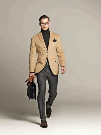Quale mocassini eleganti indossare con un blazer beige: Metti un blazer beige e pantaloni eleganti grigi per un look elegante e alla moda. Mocassini eleganti sono una buona scelta per completare il look.