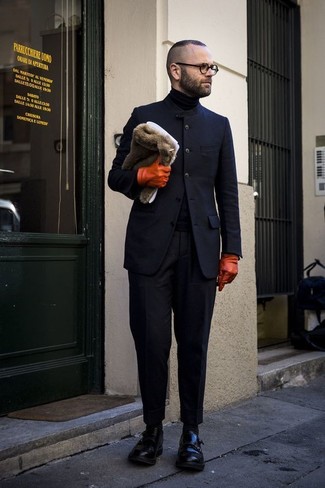 Come indossare e abbinare un dolcevita nero quando fa caldo in modo formale: Punta su un dolcevita nero e pantaloni eleganti neri come un vero gentiluomo. Scarpe double monk in pelle nere sono una gradevolissima scelta per completare il look.