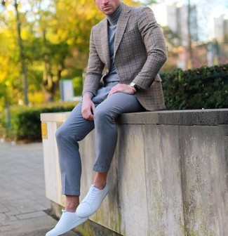 Come indossare e abbinare un dolcevita grigio con sneakers basse bianche per un uomo di 30 anni: Indossa un dolcevita grigio con pantaloni eleganti di lana grigi come un vero gentiluomo. Opta per un paio di sneakers basse bianche per avere un aspetto più rilassato.