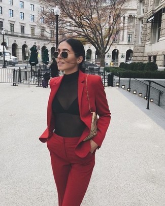 Quale dolcevita indossare con un blazer rosso quando fa caldo in modo formale: Potresti combinare un blazer rosso con un dolcevita per un elegante abbigliamento da ufficio.