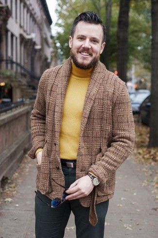 Come indossare e abbinare un dolcevita giallo per un uomo di 30 anni quando fa caldo: Prova a combinare un dolcevita giallo con pantaloni eleganti grigio scuro per un look elegante e alla moda.