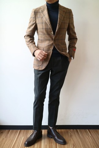 Look alla moda per uomo: Blazer di lana a quadri marrone, Dolcevita nero, Pantaloni eleganti neri, Scarpe derby in pelle marrone scuro