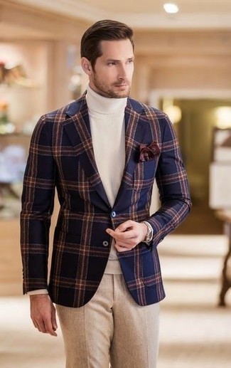 Come indossare e abbinare pantaloni eleganti beige in modo smart-casual: Metti un blazer di lana a quadri blu scuro e pantaloni eleganti beige per essere sofisticato e di classe.