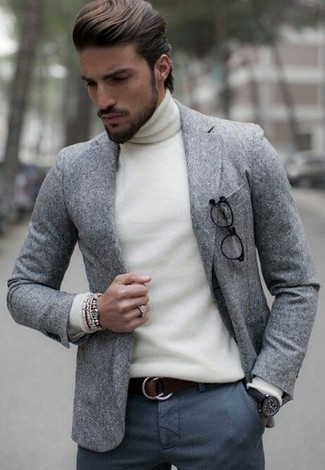 Come indossare e abbinare un blazer di lana grigio con un dolcevita bianco per un uomo di 30 anni: Abbina un blazer di lana grigio con un dolcevita bianco per un abbigliamento elegante ma casual.