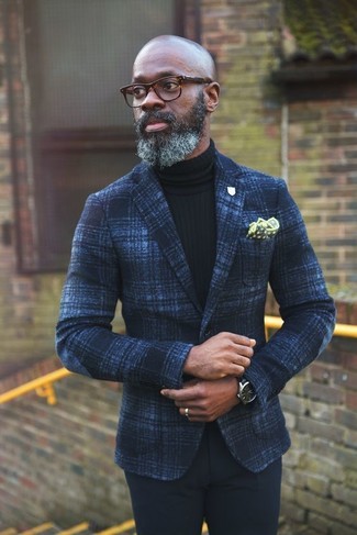 Come indossare e abbinare pantaloni neri per un uomo di 40 anni: Coniuga un blazer di lana scozzese blu scuro con pantaloni neri per un look elegante e alla moda.