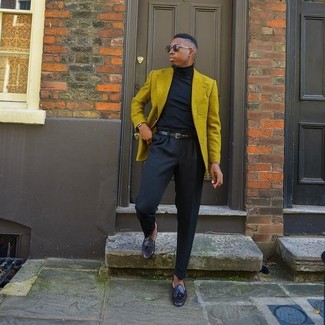 Come indossare e abbinare un blazer giallo in autunno 2024: Indossa un blazer giallo con pantaloni eleganti neri come un vero gentiluomo. Mocassini con nappine in pelle neri sono una eccellente scelta per completare il look. Una fantastica idea per questa stagione autunnale!